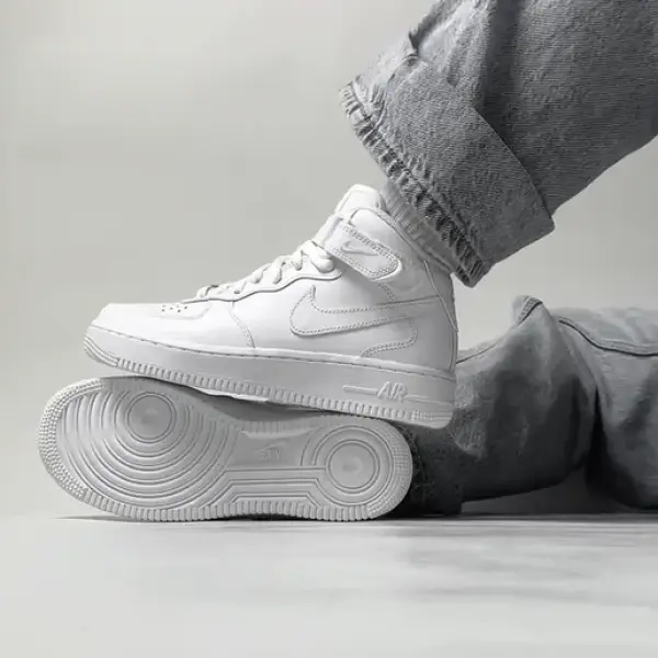 Кроссовки Nike Air Force 1 07 Mid (DD9625-100) обзор модели