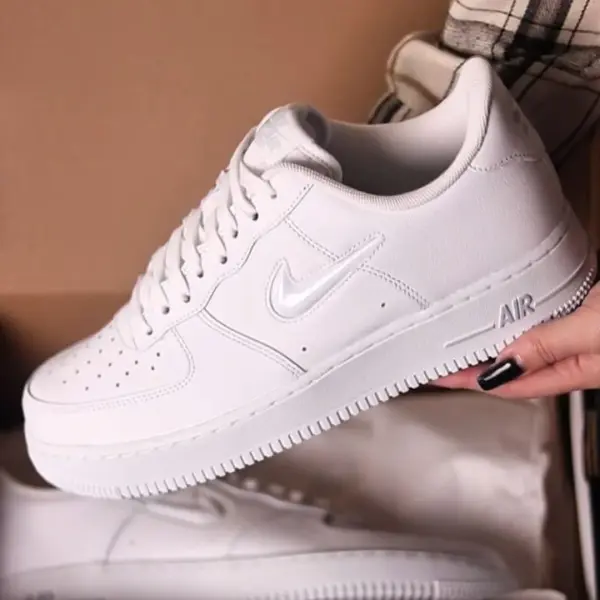 Кроссовки Nike Air Force 1 Jewel (HM0621-100) обзор модели в руках