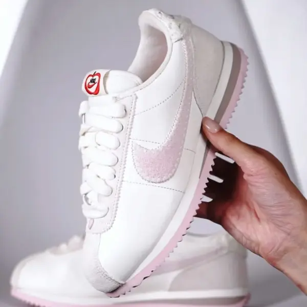 Кроссовки Nike Cortez W (HV6012-161) обзор модели в руках