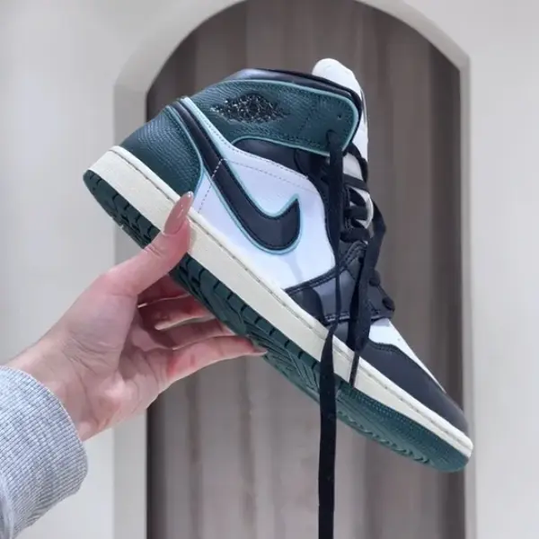 Кроссовки Jordan 1 Mid SE (FQ7818-100) обзор в руках