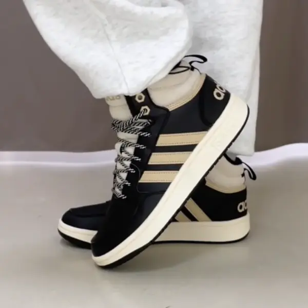 Ботинки Adidas Hoops 3.0 Mid Winter (IG7927) обзор модели на ногах