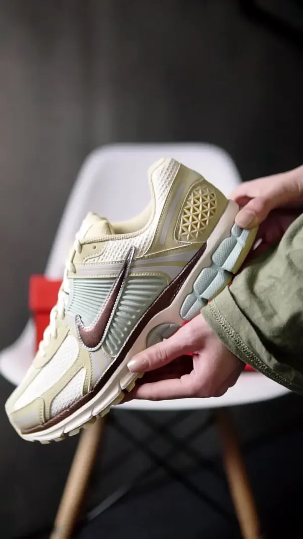 Кроссовки Nike ZOOM VOMERO 5 SE