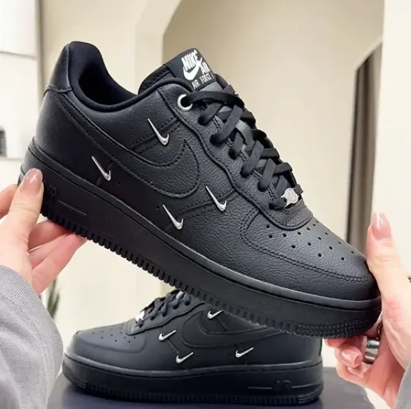Кроссовки Nike Air Force 1 07 Lux (HQ1180-001) обзор в руках