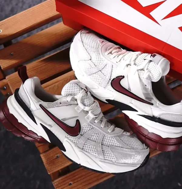 Кроссовки Nike V2K Run SE W (HQ3500-100)