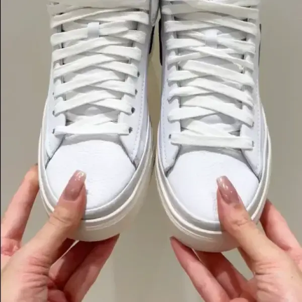Кеды Nike Blazer Phantom Mid (DX5800-102) в руках