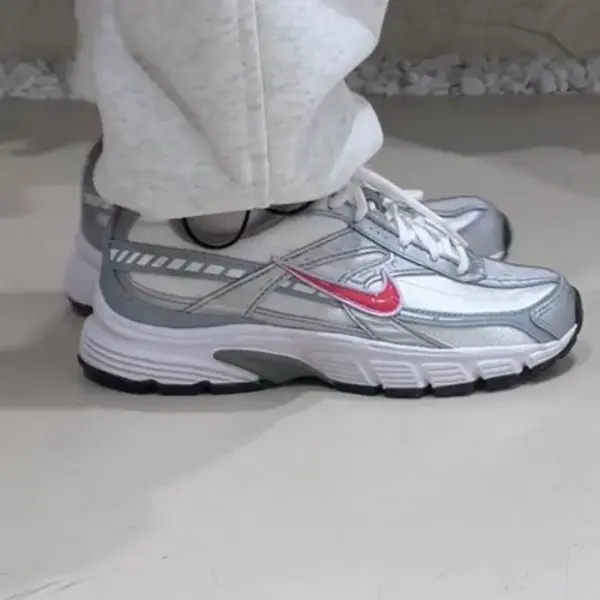 Кроссовки Nike Initiator (394053-101) обзор на ногах