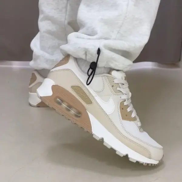 Кроссовки Nike Air Max 90 (DH8010-004) обзор модели на ногах