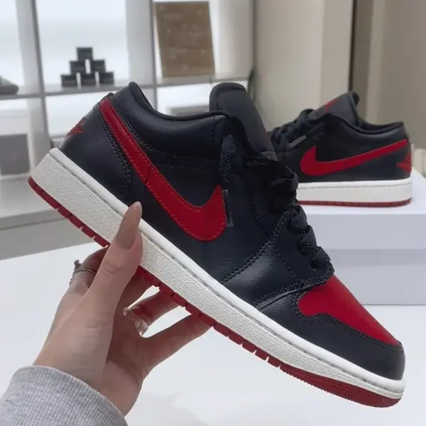 Кроссовки Jordan 1 Low (DС0774-061) обзор модели в руках