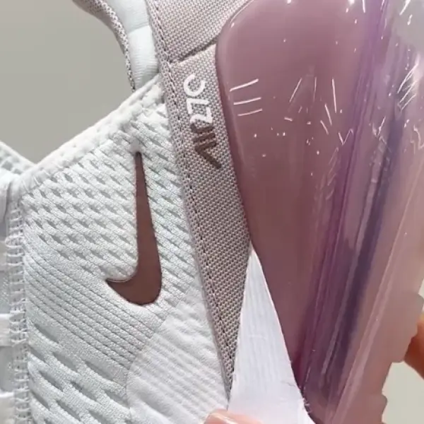 Кроссовки Nike Air Max 270 (AH6789-120) в руках