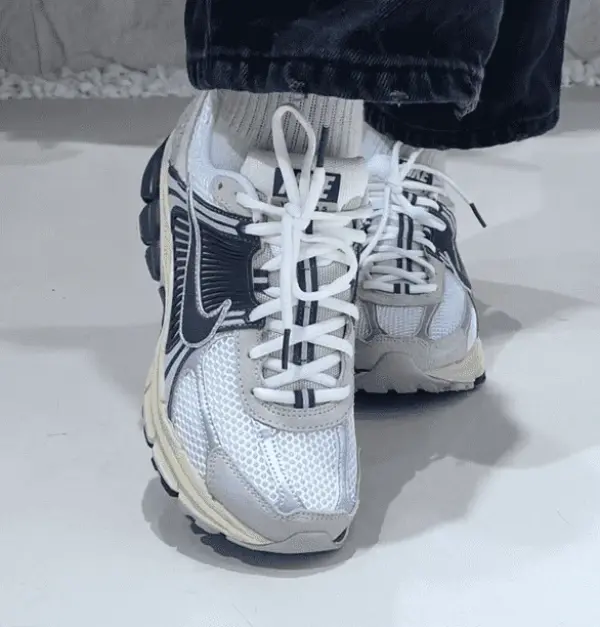 Кроссовки Nike Zoom Vomero 5 (HF4259-100) обзор на ногах