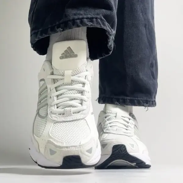 Кроссовки Adidas Response CL W (ID4292) обзор модели на ногах