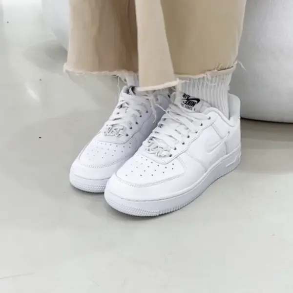 Кроссовки Nike Air Force 1 07 SE (FB8251-100) обзор на ногах