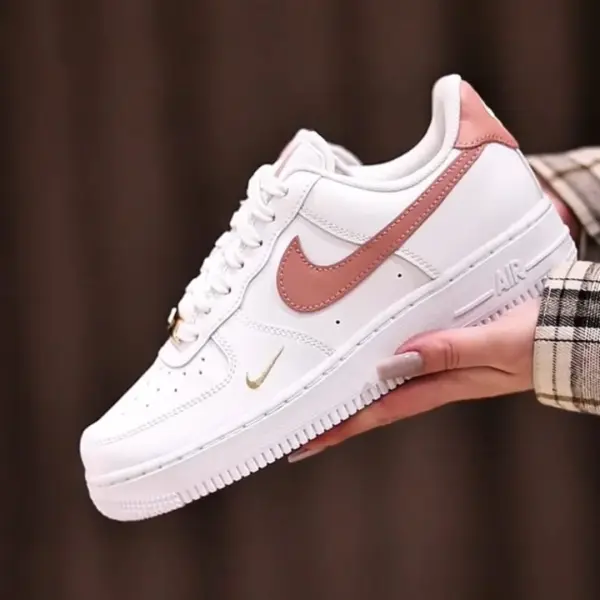 Кроссовки Nike Air Force 1 07 ESS W (CZ0270-103) обзор в руках
