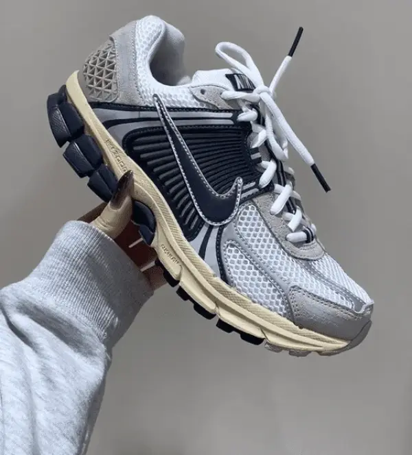Кроссовки Nike Zoom Vomero 5 (HF4259-100) обзор в руках