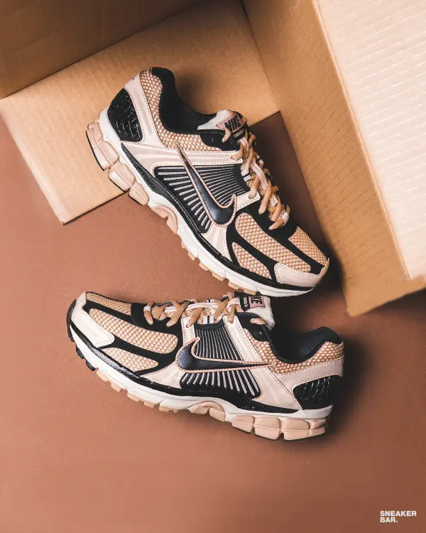 Кроссовки Nike Zoom Vomero 5 (FJ2028-106) обзор