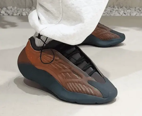 Кроссовки Adidas Yeezy 700 V3 (GY4109) обзор на ногах