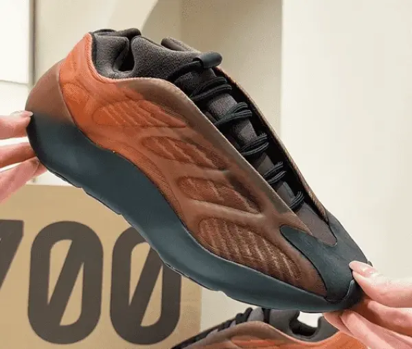 Кроссовки Adidas Yeezy 700 V3 (GY4109) обзор в руках