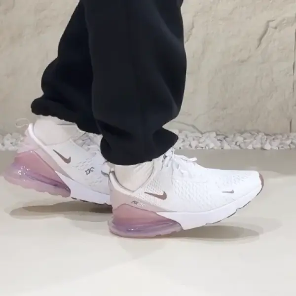 Кроссовки Nike Air Max 270 (AH6789-120) на ногах