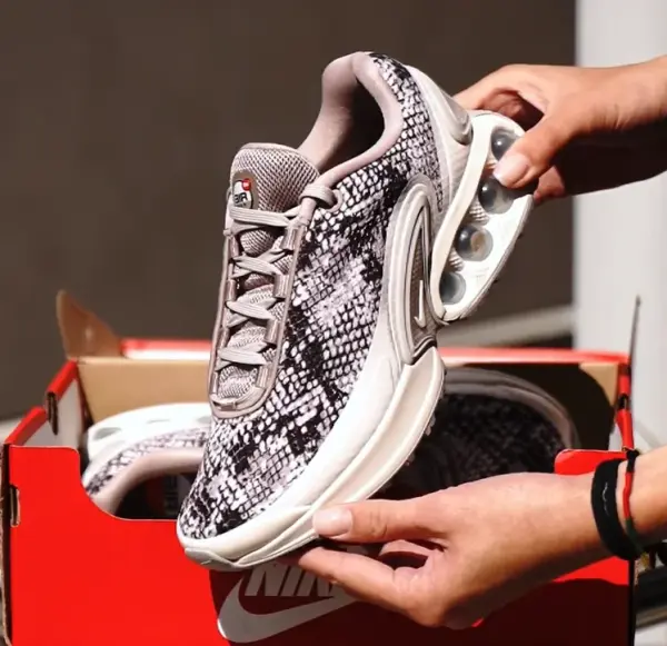 Видео Кроссовки Nike Air Max DN W (HF5512-200)