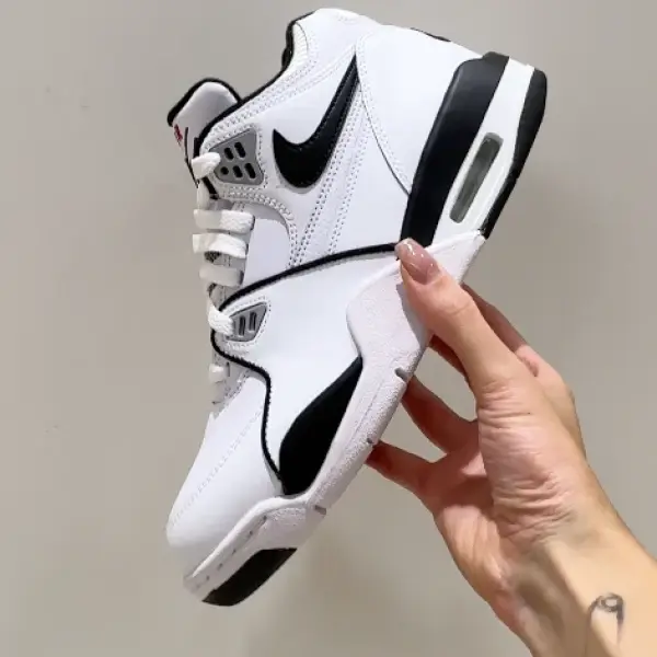 Кроссовки Nike Air Flight 89 (HF0406-102) в руках