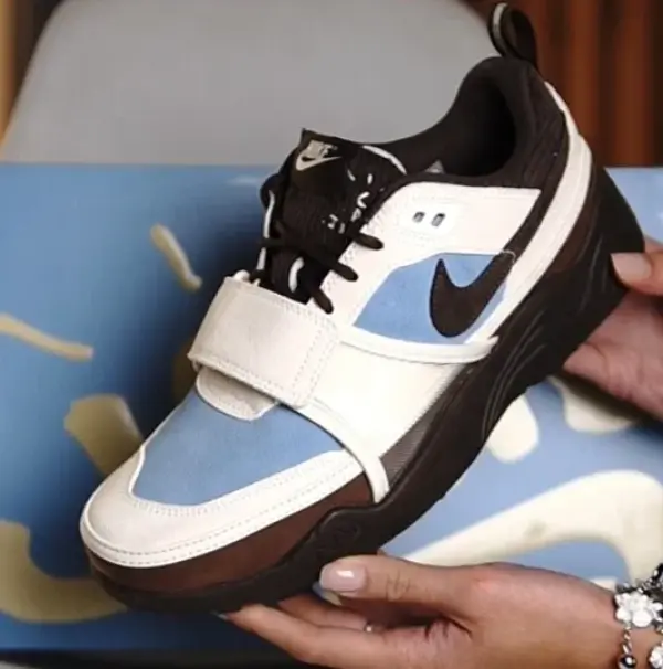 Кроссовки Nike Travis Scott x Zoom Field Jaxx (HQ3072-400) обзор в руках