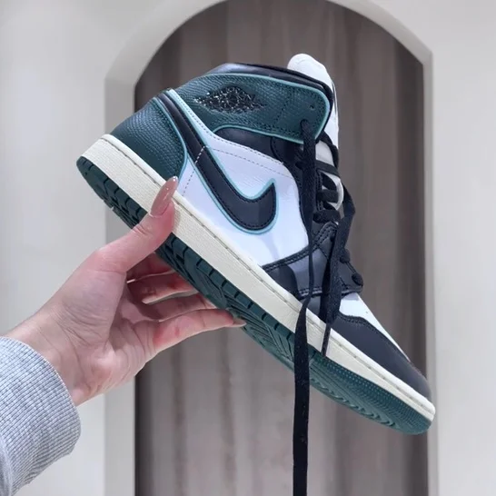 Кроссовки Jordan 1 Mid SE (FQ7818-100)