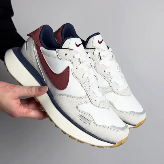 Стильные кроссовки Nike Phoenix Waffle для активной жизни