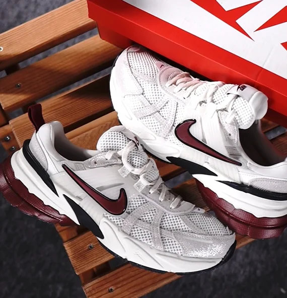 Кроссовки Nike V2K Run SE W (HQ3500-100)