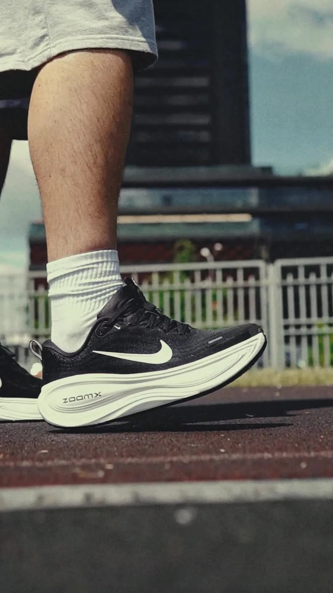Кроссовки Nike VOMERO PLUS (HV8150-002)