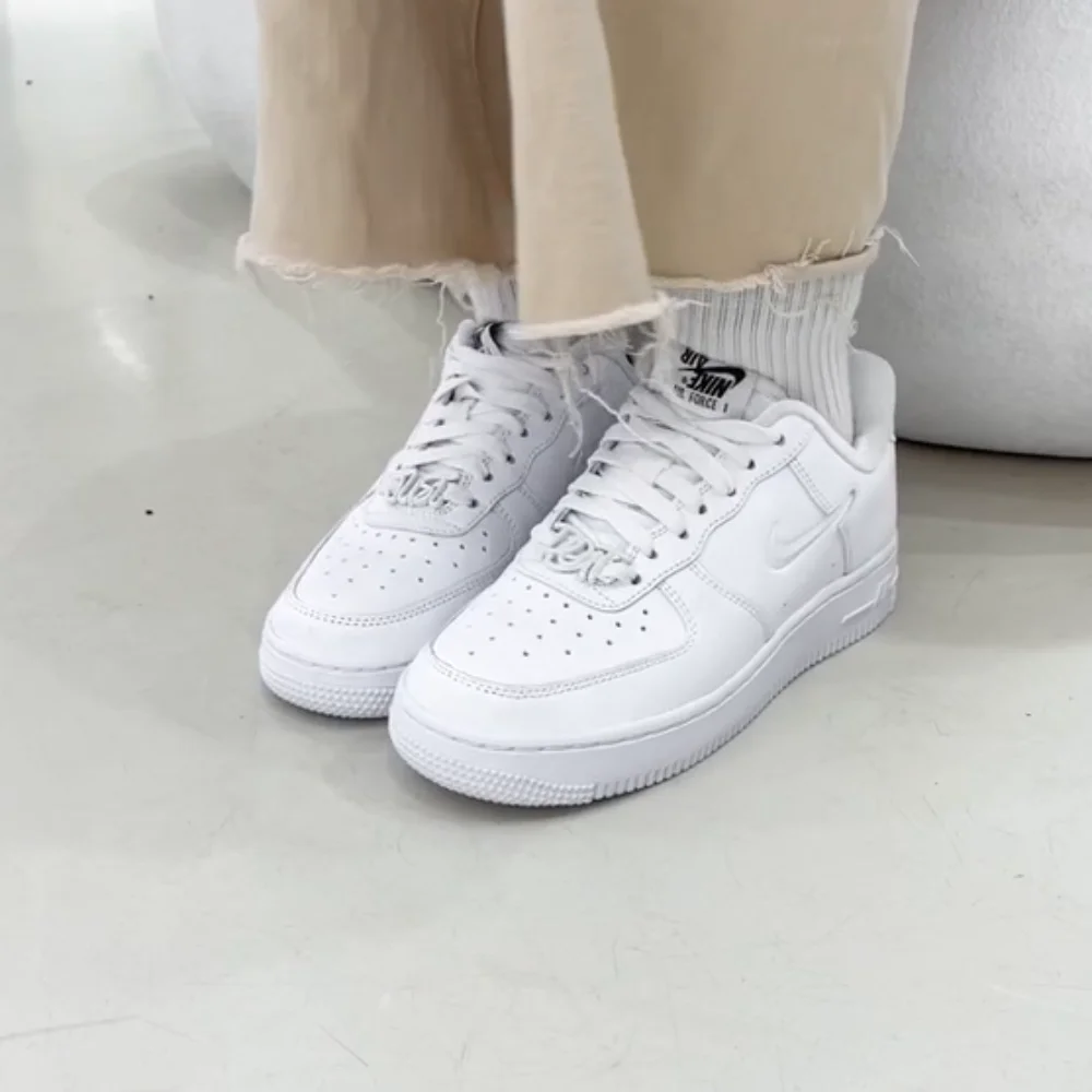 Стильные кроссовки Nike Air Force 1 07 SE для яркого образа
