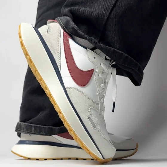 Стильные кроссовки Nike Phoenix Waffle для активной жизни