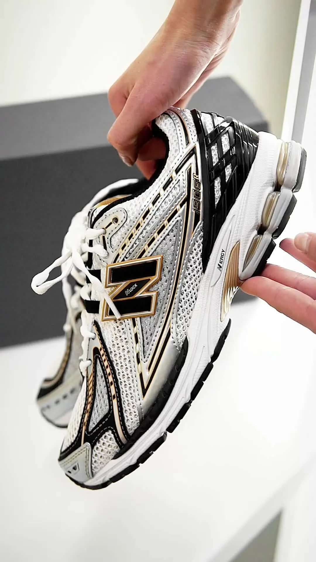Кроссовки New Balance 1906R (M1906RA)