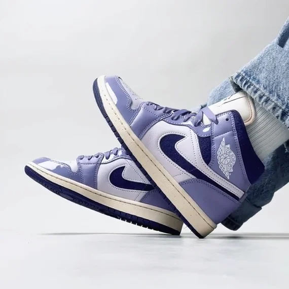 Кроссовки Jordan 1 Mid SE (DZ3745-500)