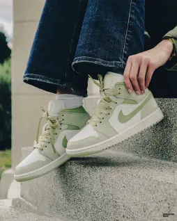 Кроссовки Nike AIR JORDAN 1 MID